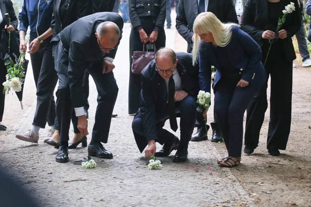 Berlin, Deutschland, 26.07.2026: Auto fährt bei CSD in Menschenmenge: Bundeskanzler Friedrich Merz (CDU), Bundesminister des Innern Alexander Dobrindt (CSU) und Berlins Innensenatorin Iris Spranger legen am Tag nach dem Anschlag am Tatort Blumen nieder *** Berlin, Germany, July 26, 2026: Car Plows Into Crowd at CSD; Federal Chancellor Friedrich Merz (CDU), Federal Minister of the Interior Alexander Dobrindt (CSU), and Berlin’s Senator of the Interior Iris Spranger lay flowers at the scene of the attack the day after the incident Copyright: xdtsxNachrichtenagenturx dts_128600