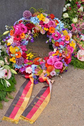 26.07.2026,Berlin,Blick auf das Stadtgeschehen am Tag nach dem terroristischen Anschlag beim gestrigen CSD.Denkmal für die im Nationalsozialismus verfolgten Homosexuellen *** July 26, 2026, Berlin: A look at city life the day after yesterday’s terrorist attack at the CSD memorial for homosexuals persecuted under National Socialism