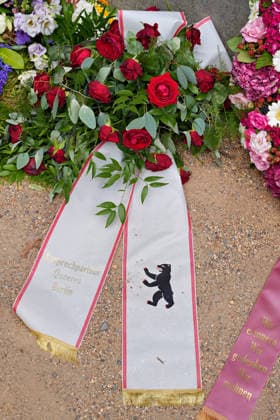 26.07.2026,Berlin,Blick auf das Stadtgeschehen am Tag nach dem terroristischen Anschlag beim gestrigen CSD.Denkmal für die im Nationalsozialismus verfolgten Homosexuellen *** July 26, 2026, Berlin: A look at city life the day after yesterday’s terrorist attack at the CSD memorial for homosexuals persecuted under National Socialism