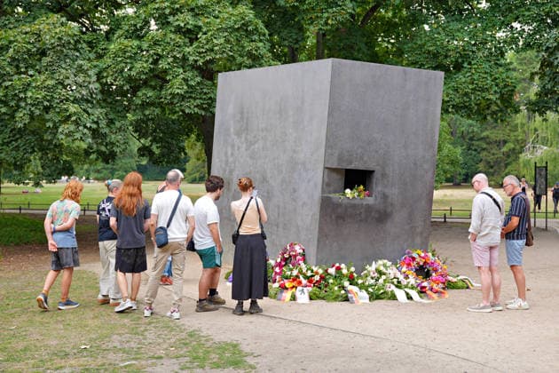 26.07.2026,Berlin,Blick auf das Stadtgeschehen am Tag nach dem terroristischen Anschlag beim gestrigen CSD.Denkmal für die im Nationalsozialismus verfolgten Homosexuellen *** July 26, 2026, Berlin: A look at city life the day after yesterday’s terrorist attack at the CSD memorial for homosexuals persecuted under National Socialism
