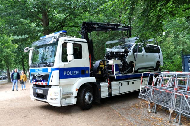 Berlin, Tiergarten, CSD-Demo, Terroranschlag, Terrorattentat auf den CSD, Berlin Tiergarten, Tatfahrzeug wird abgeschleppt Nordphoto *** Berlin, Tiergarten, CSD Parade, Terrorist Attack, Terrorist Attack on the CSD, Berlin Tiergarten, Vehicle Used in the Attack Is Towed Away – Nordphoto Copyright: xNordphotox xEnglerx