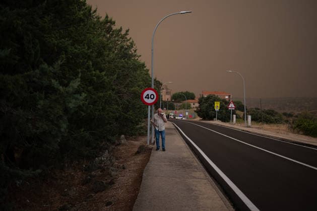 The Tiétar Valley in Ávila Accounts for the Highest Level of Firefighting Activity Overnight A resident walks through the streets of Almorox during the Burgohondo fire on July 26, 2026, in Almorox, Toledo, Castilla-La Mancha, Spain. Lieutenant Colonel Alfonso Arribas, commander of the First Emergency Response Battalion of the Military Emergency Unit (UME), stated that the Tiétar Valley, in the province of Ávila, was the area with the most activity overnight. He also noted that conditions this Sunday appear to be more favorable than yesterday’s, when efforts were focused on self-protection. Today we’ll be able to devote more effort to that direct attack, and it will give us more opportunities to reduce the intensity. JULY 26, 2026 Fernand  Copyright: xFernandoxSanchezx 7688824