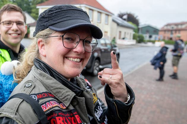 Anreise Wacken Open Air 2026 trotz Regenschauern gut organisiert, Veranstalterkonzept geht auf. Trotz des am Sonntag pünktlich einsetzenden Regens lassen sich die früh anreisenden Fans nicht abhalten und machen das Beste aus der Situation. Feste Wege und ein besseres Konzept zeigen bereits Wirkung. Wacken Wacken open Air Schleswig Holstein Deutschland IVDJ6003 *** Travel to Wacken Open Air 2026 Well Organized Despite Rain Showers, Organizers’ plan pays off. Despite the rain starting right on schedule on Sunday, fans who arrived early weren’t deterred and made the best of the situation. Improved pathways and a better plan are already showing results. Wacken Wacken Open Air Schleswig-Holstein Germany IVDJ6003