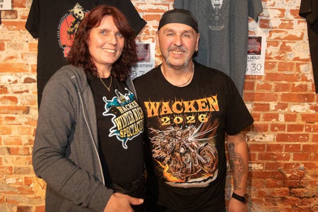 Anreise Wacken Open Air 2026 trotz Regenschauern gut organisiert, Veranstalterkonzept geht auf. Trotz des am Sonntag pünktlich einsetzenden Regens lassen sich die früh anreisenden Fans nicht abhalten und machen das Beste aus der Situation. Feste Wege und ein besseres Konzept zeigen bereits Wirkung.Diese beiden Fans haben sich bereits mit dem aktuellen Jubiuläumsshirt eingekleidet. Wacken Wacken open Air Schleswig Holstein Deutschland IVDJ6007 *** Travel to Wacken Open Air 2026 Well Organized Despite Rain Showers, Organizers’ plan pays off. Despite the rain starting right on schedule on Sunday, fans who arrived early weren’t deterred and made the best of the situation. Paved paths and an improved plan are already showing results. These t