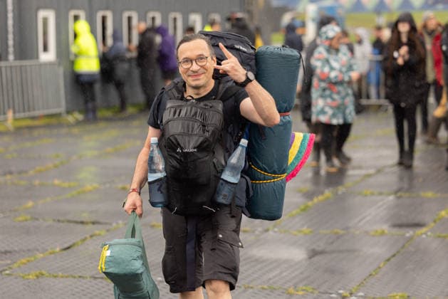 Anreise Wacken Open Air 2026 trotz Regenschauern gut organisiert, Veranstalterkonzept geht auf. Trotz des am Sonntag pünktlich einsetzenden Regens lassen sich die früh anreisenden Fans nicht abhalten und machen das Beste aus der Situation. Feste Wege und ein besseres Konzept zeigen bereits Wirkung. Wacken Wacken open Air Schleswig Holstein Deutschland _5DL7096 *** Travel to Wacken Open Air 2026 Well Organized Despite Rain Showers, Organizers’ plan pays off. Despite the rain starting right on schedule on Sunday, fans who arrived early weren’t deterred and made the best of the situation. Paved paths and an improved plan are already showing results. Wacken, Wacken Open Air, Schleswig-Holstein, Germany, 5DL7096