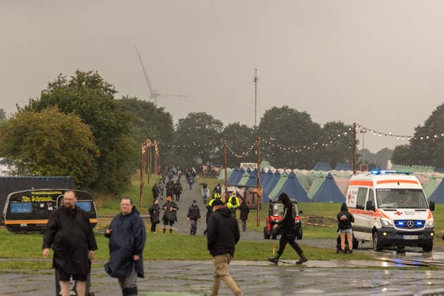 Anreise Wacken Open Air 2026 trotz Regenschauern gut organisiert, Veranstalterkonzept geht auf. Trotz des am Sonntag pünktlich einsetzenden Regens lassen sich die früh anreisenden Fans nicht abhalten und machen das Beste aus der Situation. Feste Wege und ein besseres Konzept zeigen bereits Wirkung. Wacken Wacken open Air Schleswig Holstein Deutschland _5DL7099 *** Travel to Wacken Open Air 2026 Well Organized Despite Rain Showers, Organizers’ plan pays off. Despite the rain starting right on schedule on Sunday, fans who arrived early weren’t deterred and made the best of the situation. Paved paths and an improved plan are already showing results. Wacken, Wacken Open Air, Schleswig-Holstein, Germany, 5DL7099
