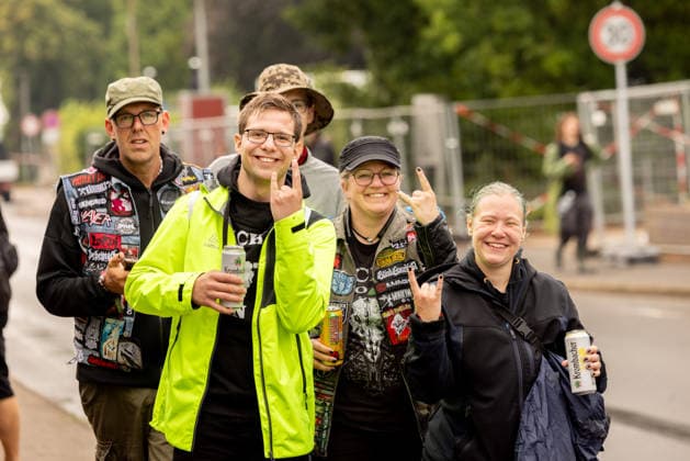 Anreise Wacken Open Air 2026 trotz Regenschauern gut organisiert, Veranstalterkonzept geht auf. Trotz des am Sonntag pünktlich einsetzenden Regens lassen sich die früh anreisenden Fans nicht abhalten und machen das Beste aus der Situation. Feste Wege und ein besseres Konzept zeigen bereits Wirkung. Wacken Wacken open Air Schleswig Holstein Deutschland _5DL7175 *** Travel to Wacken Open Air 2026 Well Organized Despite Rain Showers, Organizers’ plan pays off. Despite the rain starting right on schedule on Sunday, fans who arrived early weren’t deterred and made the best of the situation. Paved paths and an improved plan are already showing results. Wacken, Wacken Open Air, Schleswig-Holstein, Germany, 5DL7175