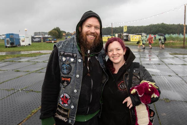 Anreise Wacken Open Air 2026 trotz Regenschauern gut organisiert, Veranstalterkonzept geht auf. Trotz des am Sonntag pünktlich einsetzenden Regens lassen sich die früh anreisenden Fans nicht abhalten und machen das Beste aus der Situation. Feste Wege und ein besseres Konzept zeigen bereits Wirkung. Wacken Wacken open Air Schleswig Holstein Deutschland IVDJ5973 *** Travel to Wacken Open Air 2026 Well Organized Despite Rain Showers, Organizers’ plan pays off. Despite the rain starting right on schedule on Sunday, fans who arrived early weren’t deterred and made the best of the situation. Paved paths and an improved plan are already showing results. Wacken Wacken Open Air Schleswig-Holstein Germany IVDJ5973