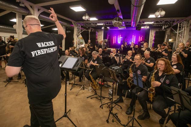 35 Jahre Wacken Jubiläumsjahr des Wacken Open Air 2026 - Firefighters spielen als erste Band des Festivals Traditionell eröffnen die Wacken Firefightes nicht nur auf dem Infield, sondern bereits am Sonntag im Landgasthof in Wacken, der 9ten Bühne des Festivals für alle früh angereisten Fans. Damit sind sie die ersten Band, die offiziell das Lineup eröffnen. Wacken Wacken open Air Schleswig Holstein Deutschland IVDJ5859 *** 35 Years of Wacken: Wacken Open Air’s 2026 Anniversary Year—The Firefighters Will Be the Festival’s First Band. As is tradition, the Wacken Firefighters will not only kick off the festival on the infield but will also perform on Sunday at the Landgasthof in Wacken, the festival’s 9th stage, for all fans who arrive