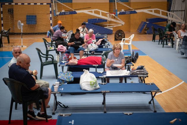 The Tiétar Valley in Ávila is the focus of the most firefighting activity overnight. Residents evacuated from the Tiétar Valley in Ávila have been relocated to the 1st Sports Center De Mayo City of Ceramics in Talavera de la Reina, during the Burgohondo fire on July 26, 2026, in Talavera de la Reina, Toledo, Castilla-La Mancha, Spain. Lieutenant Colonel Alfonso Arribas, commander of the First Emergency Response Battalion of the Military Emergency Unit (UME), stated that the Tiétar Valley, in the province of Ávila, was the area with the most activity overnight, and he noted that conditions this Sunday appear to be more favorable than yesterday’s, when efforts were focused on self-protection. Today we’ll be able to devote more effort to t  Copyright: xFernandoxSanchezx 7688825