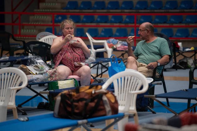 The Tiétar Valley in Ávila is the focus of the most firefighting activity overnight. Residents evacuated from the Tiétar Valley in Ávila have been relocated to the 1st Sports Center De Mayo City of Ceramics in Talavera de la Reina, during the Burgohondo fire on July 26, 2026, in Talavera de la Reina, Toledo, Castilla-La Mancha, Spain. Lieutenant Colonel Alfonso Arribas, commander of the First Emergency Response Battalion of the Military Emergency Unit (UME), stated that the Tiétar Valley, in the province of Ávila, was the area with the most activity overnight, and he noted that conditions this Sunday appear to be more favorable than yesterday’s, when efforts were focused on self-protection. Today we’ll be able to devote more effort to t  Copyright: xFernandoxSanchezx 7688826