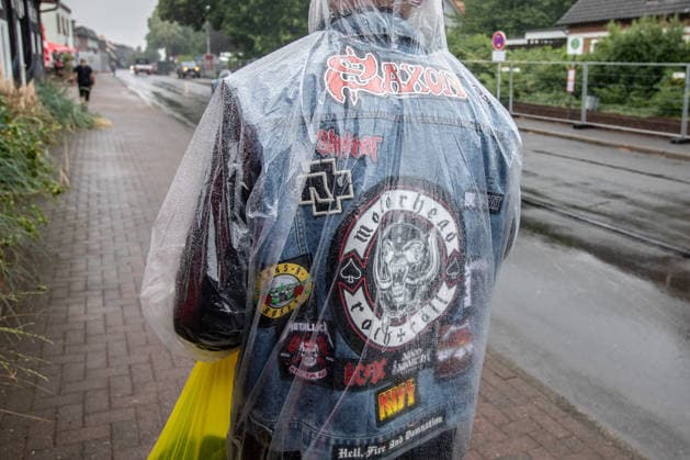 Anreise Wacken Open Air 2026 trotz Regenschauern gut organisiert, Veranstalterkonzept geht auf. Trotz des am Sonntag pünktlich einsetzenden Regens lassen sich die früh anreisenden Fans nicht abhalten und machen das Beste aus der Situation. Feste Wege und ein besseres Konzept zeigen bereits Wirkung. Wacken Wacken open Air Schleswig Holstein Deutschland IVDJ5923 *** Travel to Wacken Open Air 2026 Well Organized Despite Rain Showers, Organizers’ plan pays off. Despite the rain starting right on schedule on Sunday, fans who arrived early weren’t deterred and made the best of the situation. Paved paths and an improved plan are already showing results. Wacken Wacken Open Air Schleswig-Holstein Germany IVDJ5923