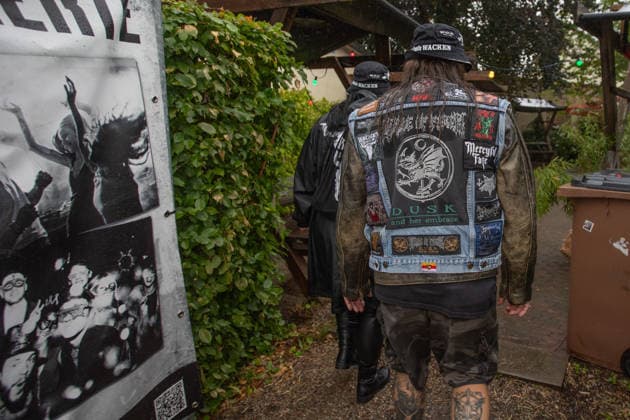 Anreise Wacken Open Air 2026 trotz Regenschauern gut organisiert, Veranstalterkonzept geht auf. Trotz des am Sonntag pünktlich einsetzenden Regens lassen sich die früh anreisenden Fans nicht abhalten und machen das Beste aus der Situation. Feste Wege und ein besseres Konzept zeigen bereits Wirkung. Wacken Wacken open Air Schleswig Holstein Deutschland IVDJ5935 *** Travel to Wacken Open Air 2026 Well Organized Despite Rain Showers, Organizers’ plan pays off. Despite the rain starting right on schedule on Sunday, fans who arrived early weren’t deterred and made the best of the situation. Paved paths and an improved plan are already showing results. Wacken Wacken Open Air Schleswig-Holstein Germany IVDJ5935