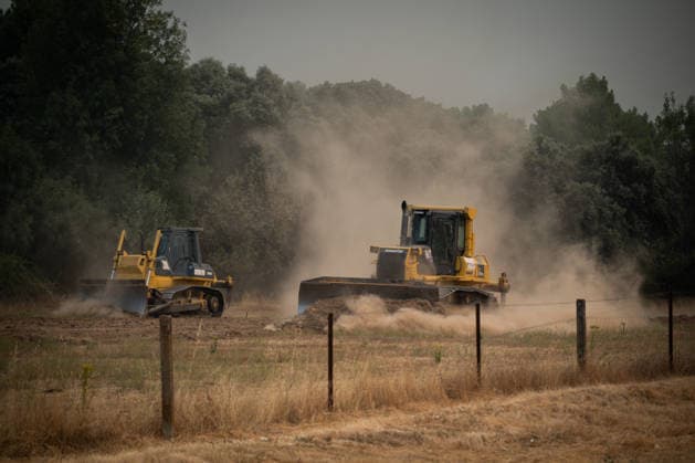The Tiétar Valley in Ávila accounts for the bulk of firefighting activity during the night. Heavy machinery is working to create firebreaks near Gavilanes during the Burgohondo fire on July 26, 2026, in Gavilanes, Ávila, Castile and León, Spain. Lieutenant Colonel Alfonso Arribas, commander of the First Emergency Response Battalion of the Military Emergency Unit (UME), stated that the Tiétar Valley, in the province of Ávila, was the sector with the most activity overnight and stated that conditions this Sunday appear to be more favorable than yesterday’s, when efforts were focused on self-protection. Today we’ll be able to devote more effort to that direct attack, and it will give us more opportunities to reduce the intensity. JULY 26, 2  Copyright: xFernandoxSanchezx 7688831