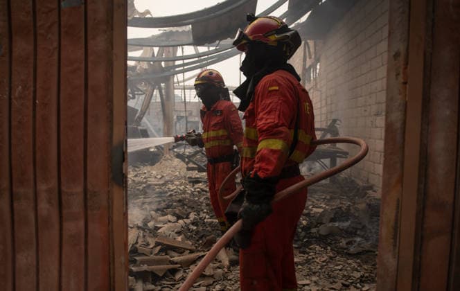 The Tiétar Valley in Ávila saw the most firefighting activity overnight. UME personnel extinguishing fires in homes and warehouses in Piedralaves during the Burgohondo fire on July 26, 2026, in Piedralaves, Ávila, Castile and León, Spain. Lieutenant Colonel Alfonso Arribas, commander of the First Emergency Response Battalion of the Military Emergency Unit (UME), stated that the Tiétar Valley, in the province of Ávila, was the sector with the most activity overnight and stated that conditions this Sunday appear to be more favorable than yesterday’s, when efforts were focused on self-protection. Today we’ll be able to devote more effort to that direct attack, and it will give us more opportunities to reduce the intensity. JULY 26, 2026 Fer  Copyright: xFernandoxSanchezx 7688833