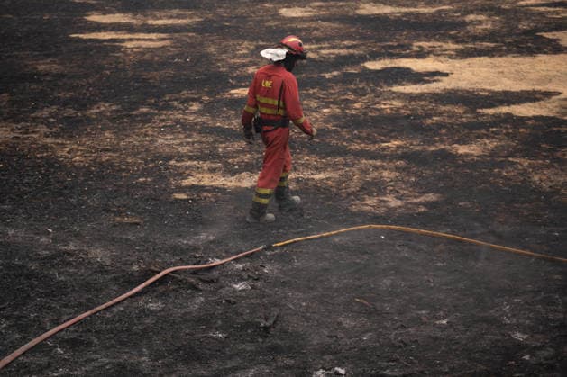 The Tiétar Valley in Ávila saw the most firefighting activity overnight. UME personnel extinguishing fires in homes and warehouses in Piedralaves during the Burgohondo fire on July 26, 2026, in Piedralaves, Ávila, Castile and León, Spain. Lieutenant Colonel Alfonso Arribas, commander of the First Emergency Response Battalion of the Military Emergency Unit (UME), stated that the Tiétar Valley, in the province of Ávila, was the sector with the most activity overnight and stated that conditions this Sunday appear to be more favorable than yesterday’s, when efforts were focused on self-protection. Today we’ll be able to devote more effort to that direct attack, and it will give us more opportunities to reduce the intensity. JULY 26, 2026 Fer  Copyright: xFernandoxSanchezx 7688834