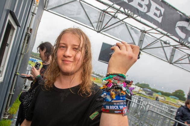 Anreise Wacken Open Air 2026 trotz Regenschauern gut organisiert, Veranstalterkonzept geht auf. Trotz des am Sonntag pünktlich einsetzenden Regens lassen sich die früh anreisenden Fans nicht abhalten und machen das Beste aus der Situation. Feste Wege und ein besseres Konzept zeigen bereits Wirkung. Wacken Wacken open Air Schleswig Holstein Deutschland IVDJ5949 *** Travel to Wacken Open Air 2026 Well Organized Despite Rain Showers, Organizers’ plan pays off. Despite the rain starting right on schedule on Sunday, fans who arrived early weren’t deterred and made the best of the situation. Paved paths and an improved plan are already showing results. Wacken Wacken Open Air Schleswig-Holstein Germany IVDJ5949