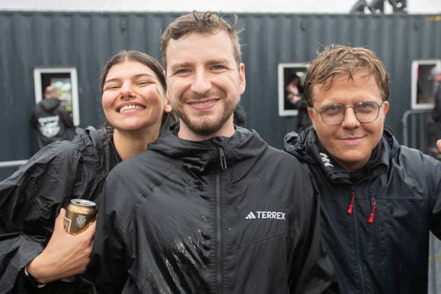 Anreise Wacken Open Air 2026 trotz Regenschauern gut organisiert, Veranstalterkonzept geht auf. Trotz des am Sonntag pünktlich einsetzenden Regens lassen sich die früh anreisenden Fans nicht abhalten und machen das Beste aus der Situation. Feste Wege und ein besseres Konzept zeigen bereits Wirkung. Wacken Wacken open Air Schleswig Holstein Deutschland IVDJ5954 *** Travel to Wacken Open Air 2026 Well Organized Despite Rain Showers, Organizers’ plan pays off. Despite the rain starting right on schedule on Sunday, fans who arrived early weren’t deterred and made the best of the situation. Paved paths and an improved plan are already showing results. Wacken Wacken Open Air Schleswig-Holstein Germany IVDJ5954
