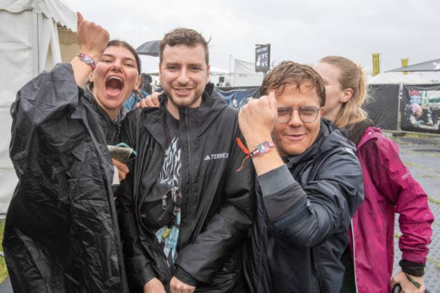 Anreise Wacken Open Air 2026 trotz Regenschauern gut organisiert, Veranstalterkonzept geht auf. Trotz des am Sonntag pünktlich einsetzenden Regens lassen sich die früh anreisenden Fans nicht abhalten und machen das Beste aus der Situation. Feste Wege und ein besseres Konzept zeigen bereits Wirkung. Wacken Wacken open Air Schleswig Holstein Deutschland IVDJ5962 *** Travel to Wacken Open Air 2026 Well Organized Despite Rain Showers, Organizers’ plan pays off. Despite the rain starting right on schedule on Sunday, fans who arrived early weren’t deterred and made the best of the situation. Paved paths and an improved plan are already showing results. Wacken Wacken Open Air Schleswig-Holstein Germany IVDJ5962