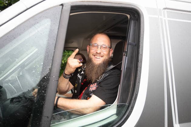 Anreise Wacken Open Air 2026 trotz Regenschauern gut organisiert, Veranstalterkonzept geht auf. Trotz des am Sonntag pünktlich einsetzenden Regens lassen sich die früh anreisenden Fans nicht abhalten und machen das Beste aus der Situation. Feste Wege und ein besseres Konzept zeigen bereits Wirkung. Wacken Wacken open Air Schleswig Holstein Deutschland IVDJ5986 *** Travel to Wacken Open Air 2026 Well Organized Despite Rain Showers, Organizers’ plan pays off. Despite the rain starting right on schedule on Sunday, fans who arrived early weren’t deterred and made the best of the situation. Improved pathways and a better plan are already showing results. Wacken Wacken Open Air Schleswig-Holstein Germany IVDJ5986