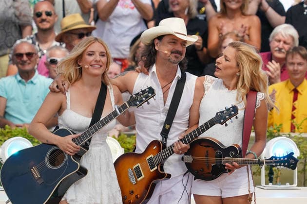 ZDF-Fernsehgarten 2026. Lanny Lanner (Lenny), Stefanie Hertel & Johanna Mross im ZDF Fernsehgarten mit dem Motto Family Battle am 26.07.2026 in Mainz. Mainz ZDF Fernsehgarten Rheinland-Pfalz *** ZDF Fernsehgarten 2026: Lanny Lanner, Lenny, Stefanie Hertel, and Johanna Mross on ZDF Fernsehgarten, themed Family Battle, on July 26, 2026, in Mainz, Rhineland-Palatinate