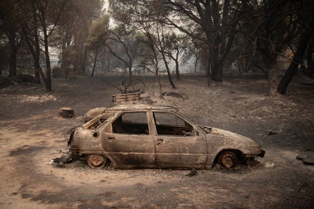 The Tiétar Valley in Ávila saw the most firefighting activity overnight. UME personnel extinguishing fires in homes and warehouses in Piedralaves during the Burgohondo fire on July 26, 2026, in Piedralaves, Ávila, Castile and León, Spain. Lieutenant Colonel Alfonso Arribas, commander of the First Emergency Response Battalion of the Military Emergency Unit (UME), stated that the Tiétar Valley, in the province of Ávila, was the area with the most activity overnight. He also noted that conditions this Sunday appear to be more favorable than yesterday’s, when efforts were focused on self-protection. Today we’ll be able to devote more effort to that direct attack, and it will give us more opportunities to reduce the intensity. JULY 26, 2026 F  Copyright: xFernandoxSanchezx 7688846