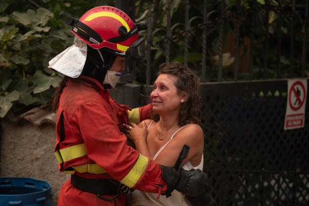 The Tiétar Valley in Ávila saw the most firefighting activity overnight. A member of the UME comforts a resident of Piedralaves after her father’s house burned down during the Burgohondo fire on July 26, 2026, in Piedralaves, Ávila, Castile and León, Spain. Lieutenant Colonel Alfonso Arribas, commander of the First Emergency Response Battalion of the Military Emergency Unit (UME), stated that the Tiétar Valley, in the province of Ávila, was the area with the most activity overnight, and he noted that conditions this Sunday appear to be more favorable than yesterday’s, when efforts were focused on self-protection. Today we’ll be able to devote more effort to that direct attack, and it will give us more opportunities to reduce the intensity  Copyright: xFernandoxSanchezx 7688842