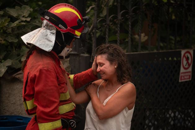The Tiétar Valley in Ávila saw the most firefighting activity overnight. A member of the UME comforts a resident of Piedralaves after her father’s house burned down during the Burgohondo fire on July 26, 2026, in Piedralaves, Ávila, Castile and León, Spain. Lieutenant Colonel Alfonso Arribas, commander of the First Emergency Response Battalion of the Military Emergency Unit (UME), stated that the Tiétar Valley, in the province of Ávila, was the area with the most activity overnight, and he noted that conditions this Sunday appear to be more favorable than yesterday’s, when efforts were focused on self-protection. Today we’ll be able to devote more effort to that direct attack, and it will give us more opportunities to reduce the intensity  Copyright: xFernandoxSanchezx 7688843