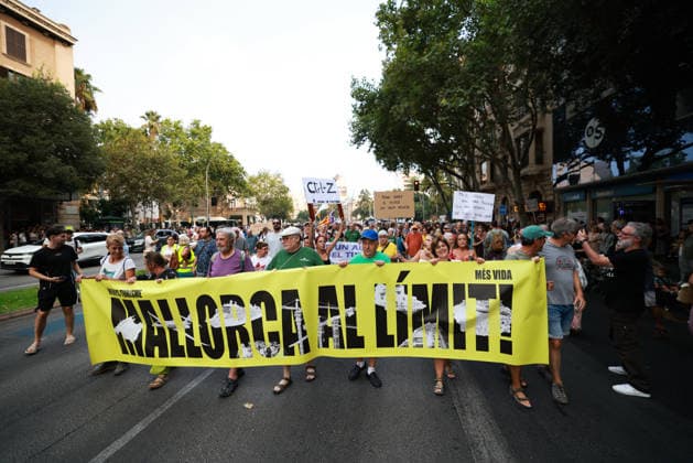 Protest Against Overtourism in Palma de Mallorca: Dozens of people took part in a protest against overtourism on July 26, 2026, in Palma de Mallorca, Balearic Islands, Spain. The Menys Turisme, Més Vida platform organized the demonstration under the slogan Mallorca at Its Limit to highlight the difficulties in accessing housing, the strain on infrastructure and public services, and the pressure from tourism and urban development that the island is facing. JULY 26, 2026 Tomàs Moyà Palma de Mallorca Balearic Islands Palma de Mallorca Balearic Islands Spain  Copyright: xTomÃ sxMoyÃ x 7688861