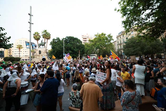 Protest Against Overtourism in Palma de Mallorca: Dozens of people took part in a protest against overtourism on July 26, 2026, in Palma de Mallorca, Balearic Islands, Spain. The Menys Turisme, Més Vida platform organized the demonstration under the slogan Mallorca al límit to denounce the difficulties in accessing housing, the strain on infrastructure and public services, and the pressure from tourism and urban development that the island is facing. JULY 26, 2026 Tomàs Moyà Palma de Mallorca Balearic Islands Palma de Mallorca Balearic Islands Spain  Copyright: xTomÃ sxMoyÃ x 7688860