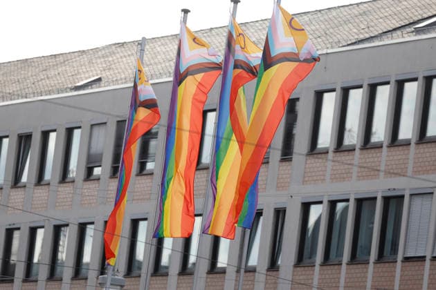 Mahnwache 26.07.2026 Zum Gedenken an den terroristischen Anschlag und deren Opfer im Bereich der CSD Demonstration in Berlin veranstaltete Christopher Street Day Darmstadt Vielbunt heute eine Mahnwache gegen Querfeindlichkeit auf dem Luisenplatz in Darmstadt zu der über 150 Menschen kamen hier vier CSD LGBTIQ Fahnen Darmstadt Hessen Deutschland *** Vigil, July 26, 2026: To commemorate the terrorist attack and its victims during the CSD parade in Berlin, Christopher Street Day Darmstadt Vielbunt held a vigil today against transphobia at Luisenplatz in Darmstadt, which was attended by over 150 people. Here Four CSD LGBTIQ flags: Darmstadt, Hesse, Germany