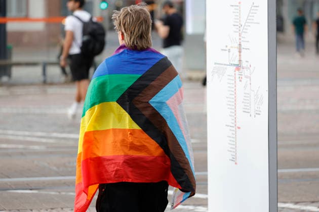 Mahnwache 26.07.2026 Zum Gedenken an den terroristischen Anschlag und deren Opfer im Bereich der CSD Demonstration in Berlin veranstaltete Christopher Street Day Darmstadt Vielbunt heute eine Mahnwache gegen Querfeindlichkeit auf dem Luisenplatz in Darmstadt zu der über 150 Menschen kamen hier Demonstratin mit LGBTIQ Fahne Darmstadt Hessen Deutschland *** Vigil, July 26, 2026: To commemorate the terrorist attack and its victims during the CSD parade in Berlin, Christopher Street Day Darmstadt Vielbunt held a vigil today against transphobia at Luisenplatz in Darmstadt, which was attended by over 150 people. Here Demonstration with LGBTIQ flag in Darmstadt, Hesse, Germany
