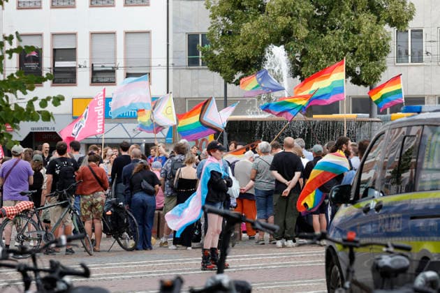 Mahnwache 26.07.2026 Zum Gedenken an den terroristischen Anschlag und deren Opfer im Bereich der CSD Demonstration in Berlin veranstaltete Christopher Street Day Darmstadt Vielbunt heute eine Mahnwache gegen Querfeindlichkeit auf dem Luisenplatz in Darmstadt zu der über 150 Menschen kamen Darmstadt Hessen Deutschland *** Vigil, July 26, 2026: To commemorate the terrorist attack and its victims during the CSD parade in Berlin, Christopher Street Day Darmstadt Vielbunt held a vigil today against transphobia at Luisenplatz in Darmstadt, attended by over 150 people. Darmstadt Hesse, Germany