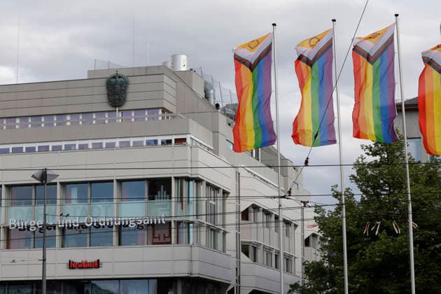 Mahnwache 26.07.2026 Zum Gedenken an den terroristischen Anschlag und deren Opfer im Bereich der CSD Demonstration in Berlin veranstaltete Christopher Street Day Darmstadt Vielbunt heute eine Mahnwache gegen Querfeindlichkeit auf dem Luisenplatz in Darmstadt zu der über 150 Menschen kamen hier vier CSD LGBTIQ Fahnen vor dem Rathaus Darmstadt Hessen Deutschland *** Vigil, July 26, 2026: To commemorate the terrorist attack and its victims during the CSD parade in Berlin, Christopher Street Day Darmstadt Vielbunt held a vigil today against transphobia at Luisenplatz in Darmstadt, which was attended by over 150 people. Here Four CSD LGBTIQ flags in front of City Hall in Darmstadt, Hesse, Germany