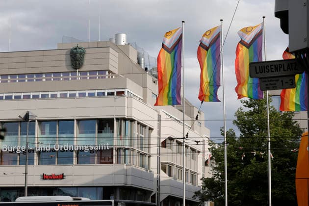 Mahnwache 26.07.2026 Zum Gedenken an den terroristischen Anschlag und deren Opfer im Bereich der CSD Demonstration in Berlin veranstaltete Christopher Street Day Darmstadt Vielbunt heute eine Mahnwache gegen Querfeindlichkeit auf dem Luisenplatz in Darmstadt zu der über 150 Menschen kamen hier vier CSD LGBTIQ Fahnen vor dem Rathaus Darmstadt Hessen Deutschland *** Vigil, July 26, 2026: To commemorate the terrorist attack and its victims during the CSD parade in Berlin, Christopher Street Day Darmstadt Vielbunt held a vigil today against transphobia at Luisenplatz in Darmstadt, which was attended by over 150 people. Here Four CSD LGBTIQ flags in front of City Hall in Darmstadt, Hesse, Germany