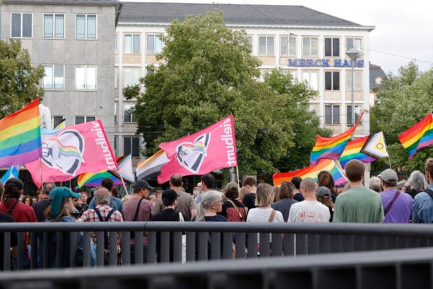 Mahnwache 26.07.2026 Zum Gedenken an den terroristischen Anschlag und deren Opfer im Bereich der CSD Demonstration in Berlin veranstaltete Christopher Street Day Darmstadt Vielbunt heute eine Mahnwache gegen Querfeindlichkeit auf dem Luisenplatz in Darmstadt zu der über 150 Menschen kamen Darmstadt Hessen Deutschland *** Vigil, July 26, 2026: To commemorate the terrorist attack and its victims during the CSD parade in Berlin, Christopher Street Day Darmstadt Vielbunt held a vigil today against transphobia at Luisenplatz in Darmstadt, which was attended by over 150 people. Darmstadt Hesse, Germany
