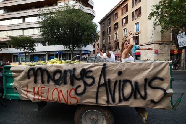 Protest Against Overtourism in Palma de Mallorca Several people during a protest against overtourism on July 26, 2026, in Palma de Mallorca, Balearic Islands, Spain. The Menys Turisme, Més Vida platform organized the demonstration under the slogan Mallorca al límit to highlight the difficulties in accessing housing, the strain on infrastructure and public services, and the pressure from tourism and urban development that the island is facing. JULY 26, 2026 Tomàs Moyà Palma de Mallorca Balearic Islands Palma de Mallorca Balearic Islands Spain  Copyright: xTomÃ sxMoyÃ x 7688866
