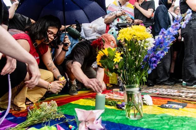 July 26, 2026, Berlin, Germany: BERLIN, GERMANY Ã¢â‚¬ JULY 26, 2026: People attend a vigil at the Brandenburg Gate in Berlin, Germany, following the deadly attack near the city s Christopher Street Day Pride celebrations a day earlier. Mourners laid flowers, candles, signs and LGBTQ+ pride flags in memory of the victims after a vehicle drove into a crowd, killing one person and injuring dozens. German authorities continued searching for the main suspect, identified as Abdul Ballout, whom police said had ties to Islamist extremist circles. Berlin Germany - ZUMAq101 20260726_zna_q101_099 Copyright: xAndro SxTrujillox