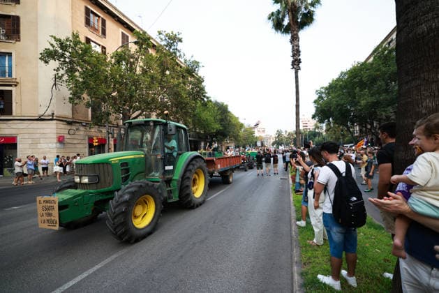 Protest Against Overtourism in Palma de Mallorca: Dozens of people took part in a protest against overtourism on July 26, 2026, in Palma de Mallorca, Balearic Islands, Spain. The Menys Turisme, Més Vida platform organized the demonstration under the slogan Mallorca at Its Limit to highlight the difficulties in accessing housing, the strain on infrastructure and public services, and the pressure from tourism and urban development that the island is facing. JULY 26, 2026 Tomàs Moyà Palma de Mallorca Balearic Islands Palma de Mallorca Balearic Islands Spain  Copyright: xTomÃ sxMoyÃ x 7688863