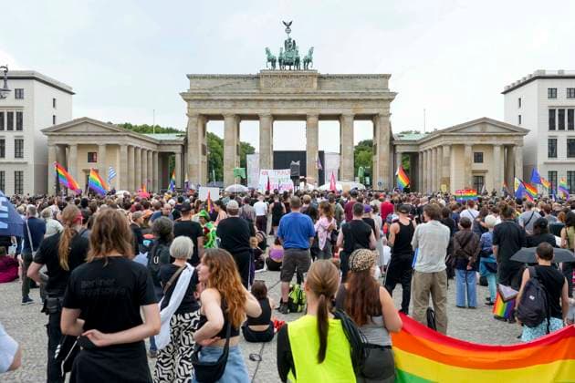 ABB AMOKLAUF - Mahnwachen von vielen Menschen Protest mit Fahnen und Plakaten vor dem Brandenburger Tor grosse Solidaritae in Berlin 26.07.2027 Nach dem mutmaßlich islamistisch motivierten Terroranschlag beim CSD in Berlin es war eine grosse Party bis der mutmassliche Taeter mit einem Pkw in die Menschen raste. Der Schock sitzt tief Berlin Deutschland *** ABB MASSACRE: Vigils attended by many people; protest with flags and posters in front of the Brandenburg Gate; widespread solidarity in Berlin, July 26, 2027. Following the suspected Islamist-motivated terrorist attack at the CSD in Berlin—it had been a huge party until the suspected perpetrator plowed into the crowd with a Pcar into the crowd. The shock runs deep. Berlin, Germany