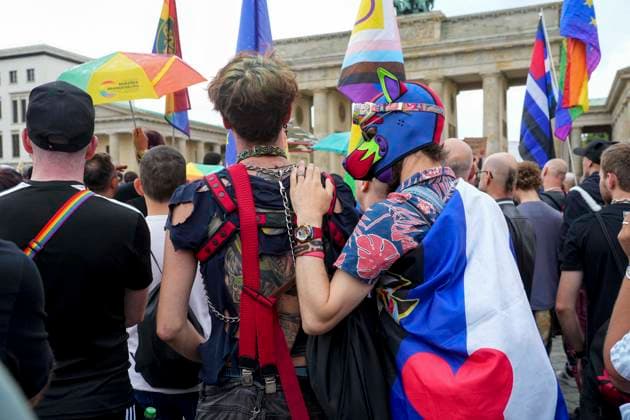 ABB AMOKLAUF - Mahnwachen von vielen Menschen Protest mit Fahnen und Plakaten vor dem Brandenburger Tor grosse Solidaritae in Berlin 26.07.2027 Nach dem mutmaßlich islamistisch motivierten Terroranschlag beim CSD in Berlin es war eine grosse Party bis der mutmassliche Taeter mit einem Pkw in die Menschen raste. Der Schock sitzt tief Berlin Deutschland *** ABB MASSACRE: Vigils attended by many people; protest with flags and posters in front of the Brandenburg Gate; widespread solidarity in Berlin, July 26, 2027. Following the suspected Islamist-motivated terrorist attack at the CSD in Berlin—it had been a huge party until the suspected perpetrator plowed into the crowd with a Pcar into the crowd. The shock runs deep. Berlin, Germany