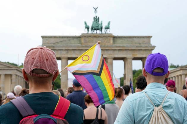 ABB AMOKLAUF - Mahnwachen von vielen Menschen Protest mit Fahnen und Plakaten vor dem Brandenburger Tor grosse Solidaritae in Berlin 26.07.2027 Nach dem mutmaßlich islamistisch motivierten Terroranschlag beim CSD in Berlin es war eine grosse Party bis der mutmassliche Taeter mit einem Pkw in die Menschen raste. Der Schock sitzt tief Berlin Deutschland *** ABB MASSACRE: Vigils attended by many people; protest with flags and posters in front of the Brandenburg Gate; widespread solidarity in Berlin, July 26, 2027. Following the suspected Islamist-motivated terrorist attack at the CSD in Berlin—it had been a huge party until the suspected perpetrator plowed into the crowd with a Pcar into the crowd. The shock runs deep. Berlin, Germany