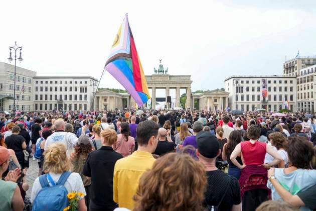 ABB AMOKLAUF - Mahnwachen von vielen Menschen Protest mit Fahnen und Plakaten vor dem Brandenburger Tor grosse Solidaritae in Berlin 26.07.2027 Nach dem mutmaßlich islamistisch motivierten Terroranschlag beim CSD in Berlin es war eine grosse Party bis der mutmassliche Taeter mit einem Pkw in die Menschen raste. Der Schock sitzt tief Berlin Deutschland *** ABB MASSACRE: Vigils attended by many people; protest with flags and posters in front of the Brandenburg Gate; widespread solidarity in Berlin, July 26, 2027. Following the suspected Islamist-motivated terrorist attack at the CSD in Berlin—it had been a huge party until the suspected perpetrator plowed into the crowd with a Pcar into the crowd. The shock runs deep. Berlin, Germany