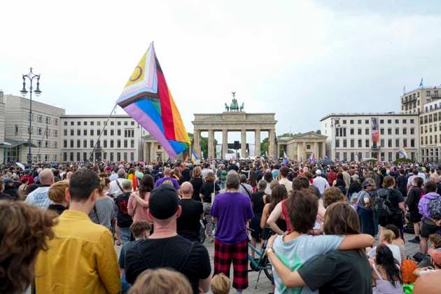 ABB AMOKLAUF - Mahnwachen von vielen Menschen Protest mit Fahnen und Plakaten vor dem Brandenburger Tor grosse Solidaritae in Berlin 26.07.2027 Nach dem mutmaßlich islamistisch motivierten Terroranschlag beim CSD in Berlin es war eine grosse Party bis der mutmassliche Taeter mit einem Pkw in die Menschen raste. Der Schock sitzt tief Berlin Deutschland *** ABB MASSACRE: Vigils attended by many people; protest with flags and posters in front of the Brandenburg Gate; widespread solidarity in Berlin, July 26, 2027. Following the suspected Islamist-motivated terrorist attack at the CSD in Berlin—it had been a huge party until the suspected perpetrator plowed into the crowd with a Pcar into the crowd. The shock runs deep. Berlin, Germany