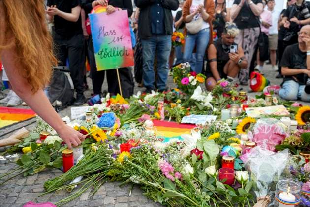 ABB AMOKLAUF - Mahnwachen von vielen Menschen Protest mit Fahnen und Plakaten vor dem Brandenburger Tor grosse Solidaritae in Berlin 26.07.2027 Nach dem mutmaßlich islamistisch motivierten Terroranschlag beim CSD in Berlin es war eine grosse Party bis der mutmassliche Taeter mit einem Pkw in die Menschen raste. Der Schock sitzt tief Berlin Deutschland *** ABB MASSACRE: Vigils attended by many people; protest with flags and posters in front of the Brandenburg Gate; widespread solidarity in Berlin, July 26, 2027. Following the suspected Islamist-motivated terrorist attack at the CSD in Berlin—it had been a huge party until the suspected perpetrator plowed into the crowd with a Pcar into the crowd. The shock runs deep. Berlin, Germany