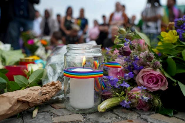 ABB AMOKLAUF - Mahnwachen von vielen Menschen Protest mit Fahnen und Plakaten vor dem Brandenburger Tor grosse Solidaritae in Berlin 26.07.2027 Nach dem mutmaßlich islamistisch motivierten Terroranschlag beim CSD in Berlin es war eine grosse Party bis der mutmassliche Taeter mit einem Pkw in die Menschen raste. Der Schock sitzt tief Berlin Deutschland *** ABB MASSACRE: Vigils attended by many people; protest with flags and posters in front of the Brandenburg Gate; widespread solidarity in Berlin, July 26, 2027. Following the suspected Islamist-motivated terrorist attack at the CSD in Berlin—it had been a huge party until the suspected perpetrator plowed into the crowd with a Pcar into the crowd. The shock runs deep. Berlin, Germany