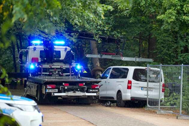 ABB AMOKLAUF- Bergung mit einem Abschlepper des Tatfahrzeug vom Baum wo das Unfall Fahrzeug zum stehen kam im Tiergarten am Ahornsteig in Berlin 26.07.2027 Nach dem mutmaßlich islamistisch motivierten Terroranschlag beim CSD in Berlin es war eine grosse Party bis der mutmassliche Taeter mit einem Pkw in die Menschen raste. Der Schock sitzt tief Berlin Deutschland *** ABB RUN AMOK: The vehicle used in the attack was recovered by a tow truck from the tree where it had come to a stop in the Tiergarten on Ahornsteig in Berlin on July 26, 2027. Following the suspected Islamist-motivated terrorist attack at the CSD in Berlin—it had been a big party until the suspected attackerplunged a car into the crowd. The shock runs deep. Berlin, Germany