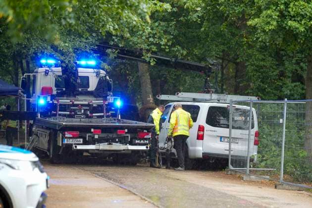 ABB AMOKLAUF- Bergung mit einem Abschlepper des Tatfahrzeug vom Baum wo das Unfall Fahrzeug zum stehen kam im Tiergarten am Ahornsteig in Berlin 26.07.2027 Nach dem mutmaßlich islamistisch motivierten Terroranschlag beim CSD in Berlin es war eine grosse Party bis der mutmassliche Taeter mit einem Pkw in die Menschen raste. Der Schock sitzt tief Berlin Deutschland *** ABB RUN AMOK: The vehicle used in the attack was recovered by a tow truck from the tree where it had come to a stop in the Tiergarten on Ahornsteig in Berlin on July 26, 2027. Following the suspected Islamist-motivated terrorist attack at the CSD in Berlin—it had been a big party until the suspected attackerplunged a car into the crowd. The shock runs deep. Berlin, Germany