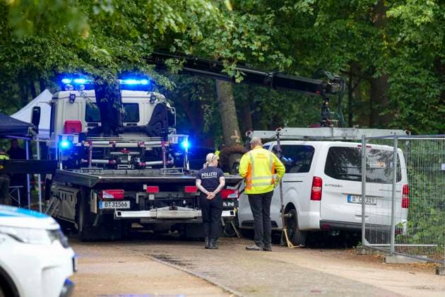 ABB AMOKLAUF- Bergung mit einem Abschlepper des Tatfahrzeug vom Baum wo das Unfall Fahrzeug zum stehen kam im Tiergarten am Ahornsteig in Berlin 26.07.2027 Nach dem mutmaßlich islamistisch motivierten Terroranschlag beim CSD in Berlin es war eine grosse Party bis der mutmassliche Taeter mit einem Pkw in die Menschen raste. Der Schock sitzt tief Berlin Deutschland *** ABB RUN AMOK: The vehicle used in the attack was recovered by a tow truck from the tree where it had come to a stop in the Tiergarten on Ahornsteig in Berlin on July 26, 2027. Following the suspected Islamist-motivated terrorist attack at the CSD in Berlin—it had been a big party until the suspected attackerplunged a car into the crowd. The shock runs deep. Berlin, Germany