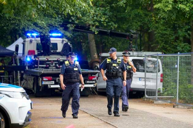 ABB AMOKLAUF- Bergung mit einem Abschlepper des Tatfahrzeug vom Baum wo das Unfall Fahrzeug zum stehen kam im Tiergarten am Ahornsteig in Berlin 26.07.2027 Nach dem mutmaßlich islamistisch motivierten Terroranschlag beim CSD in Berlin es war eine grosse Party bis der mutmassliche Taeter mit einem Pkw in die Menschen raste. Der Schock sitzt tief Berlin Deutschland *** ABB RUN AMOK: The vehicle used in the attack was recovered by a tow truck from the tree where it had come to a stop in the Tiergarten on Ahornsteig in Berlin on July 26, 2027. Following the suspected Islamist-motivated terrorist attack at the CSD in Berlin—it had been a big party until the suspected attackerplunged a car into the crowd. The shock runs deep. Berlin, Germany